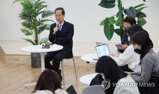 한덕수 국무총리가 15일 정부서울청사에서 출입 기자들과 만나 백브리핑을 하고 있다.<사진:연합뉴스>